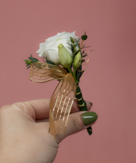 CARAMEL KISS BOUTONNIERE